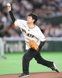 始球式を務めたたくろうの赤木裕