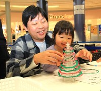 イベントで、オリジナルのクリスマスツリーづくりを楽しむ親子連れ。可愛く仕上がりました♡