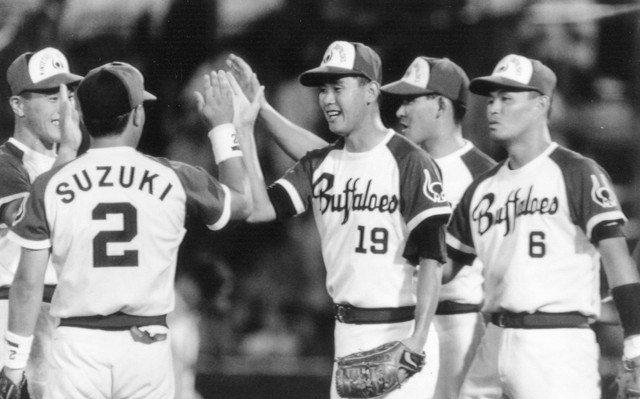 ナインとハイタッチを交わす近鉄・赤堀