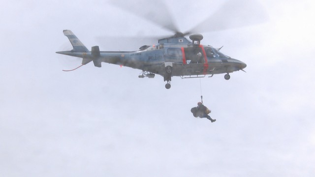 海開き前に岡山県警が水難救助訓練　沖に流された親子をヘリと船で捜索　玉野市