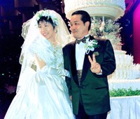 上島竜兵さん（右）と結婚した広川ひかる＝1994年