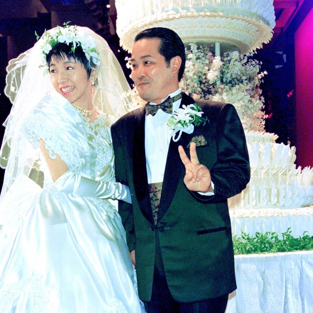 上島竜兵さん（右）と結婚した広川ひかる＝1994年