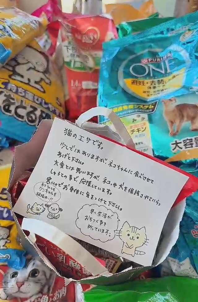 全国から寄せられたペットフードなどの支援物資。心温まる手紙も（木田さん提供）