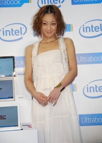 白のワンピースで登場した西山茉希＝2012年