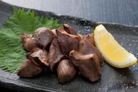 鳥の砂肝、焼いたり炒めたりして食べると美味しいですよね（Paylessimages/stock.adobe.com）※画像はイメージ