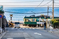 江ノ電・鎌倉高校前踏切（oben901/stock.adobe.com）