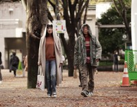 「夜明けまでバス停で」のワンシーン＝（Ｃ）2022「夜明けまでバス停で」製作委員会