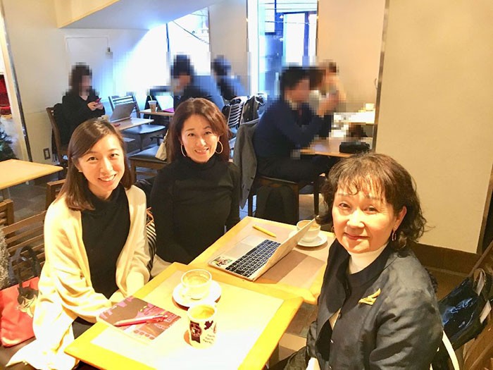 手前右側が、アリスの会の代表でおられる金木洋子さん。手前左がアニドネスタッフ岡部有里、真ん中が筆者の西平衣里