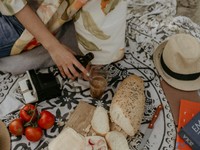 パンとカップラーメンに夏野菜。実家じゃないから許される幸せな献立