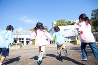 園庭で遊ぶ子どもたち ※画像はイメージです（Paylessimages/stock.adobe.com）