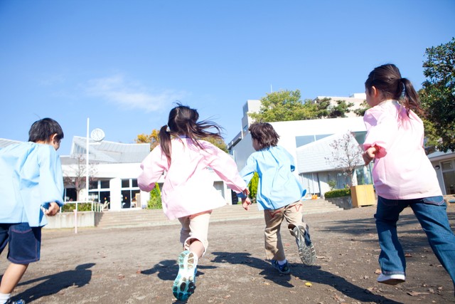 園庭で遊ぶ子どもたち ※画像はイメージです（Paylessimages/stock.adobe.com）
