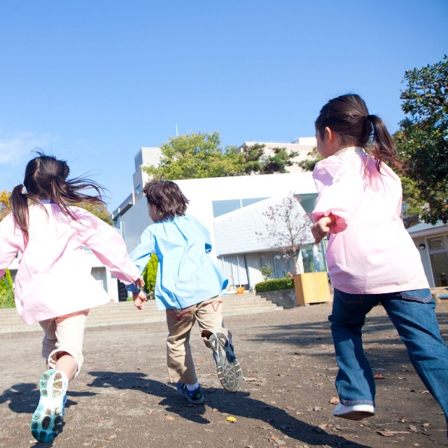 園庭で遊ぶ子どもたち ※画像はイメージです（Paylessimages/stock.adobe.com）