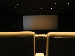 じっくり考察し、映っていないところまで楽しむ、私の「ひとり映画」