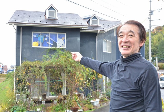 自作の窓絵を紹介する山本博夫さん