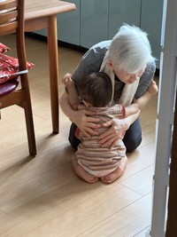 自分から駆け寄り、ぎゅっとハグ。心を通わせるようになった象徴的な一場面／Kei’s mommyさん（@instaofkeismom）提供