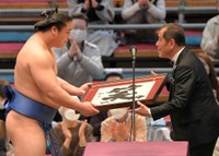幕内最高優勝を果たした若隆景（左）に「吉本興業賞」を授与するぼんちおさむ＝2022年3月撮影