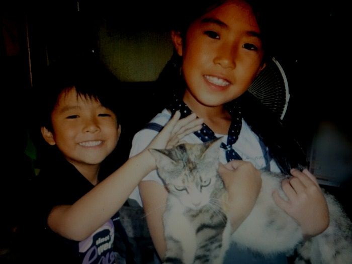 ママの実家のルルと。昔から猫好きでした（提供写真）