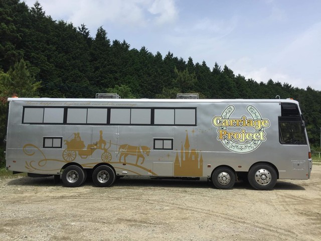 おしゃれな馬運車でいざ、出発！