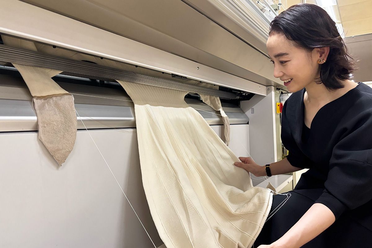 篠原ともえさんが一目ぼれ。和歌山で生まれたニットワンピース | 朝日