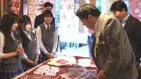 地元の高校生から取り組みについて説明を受ける林大臣