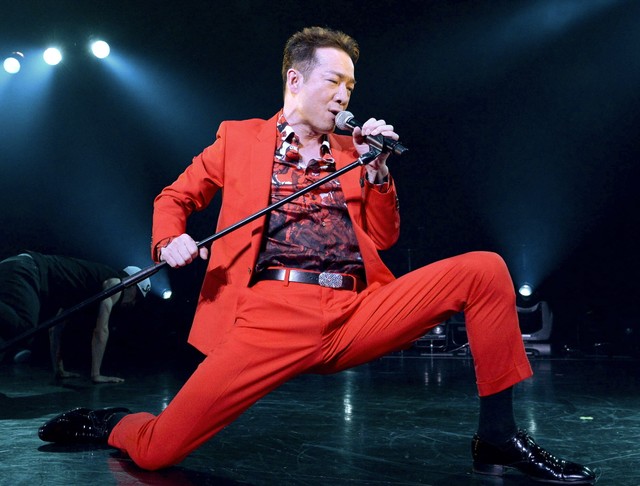 キレのあるダンスで魅せながら熱唱する田原俊彦＝2013年