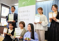 規格外野菜を使った商品をＰＲする疋田社長（後列左端）と立命館大の学生たち＝大津市・滋賀県庁
