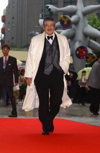 レッドカーペットを颯爽と登場する岡田眞澄さん＝2005年