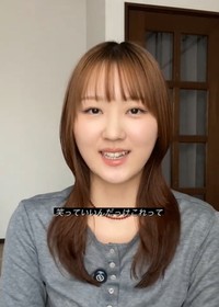 ヘアメイクが完成し、表情を作る練習／よく喋る岩田さん（@iwata_riho0111）提供
