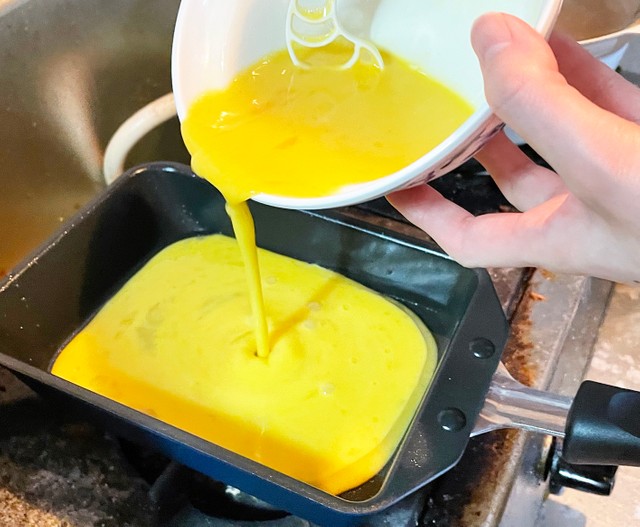 「ときたま名人」で作ったとき卵を、卵焼き専用フライパンへ