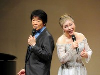 デュエットを披露する田辺靖雄・九重佑三子夫妻＝2016年5月撮影