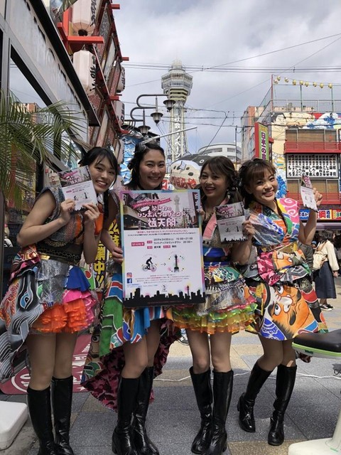 ド派手な衣装で会場を盛り上げる女性たちも