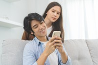 恋人間の金銭感覚のズレ　※画像はイメージです（KMPZZZ/stock.adobe.com）