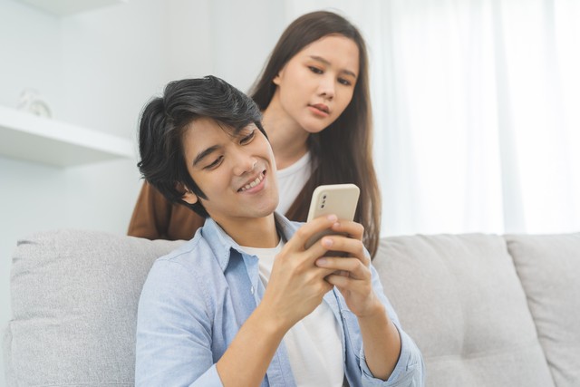 恋人間の金銭感覚のズレ　※画像はイメージです（KMPZZZ/stock.adobe.com）