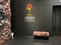 ロビーには巨大なブラックサンダー椅子が！