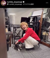 “５代目"とたわむれる。昨夏に失って以降、傷心の日々が続いた（小柳ルミ子インスタグラム＝＠rumiko_koyanagi）より