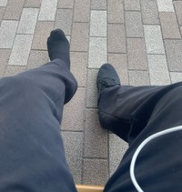 公園で靴を脱いで休憩していたら…片方だけ持っていかれていました／まっこいさん／まっこいさん（@makkoi_official）提供