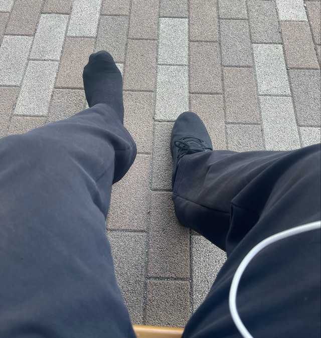 公園で靴を脱いで休憩していたら…片方だけ持っていかれていました／まっこいさん／まっこいさん（@makkoi_official）提供