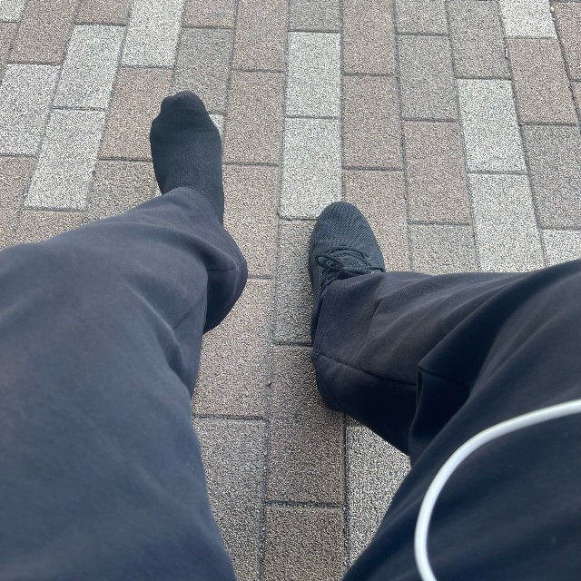 公園で靴を脱いで休憩していたら…片方だけ持っていかれていました／まっこいさん／まっこいさん（@makkoi_official）提供