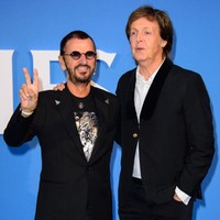 デュエット曲をリリースするリンゴ・スター（左）とポール・マッカートニー