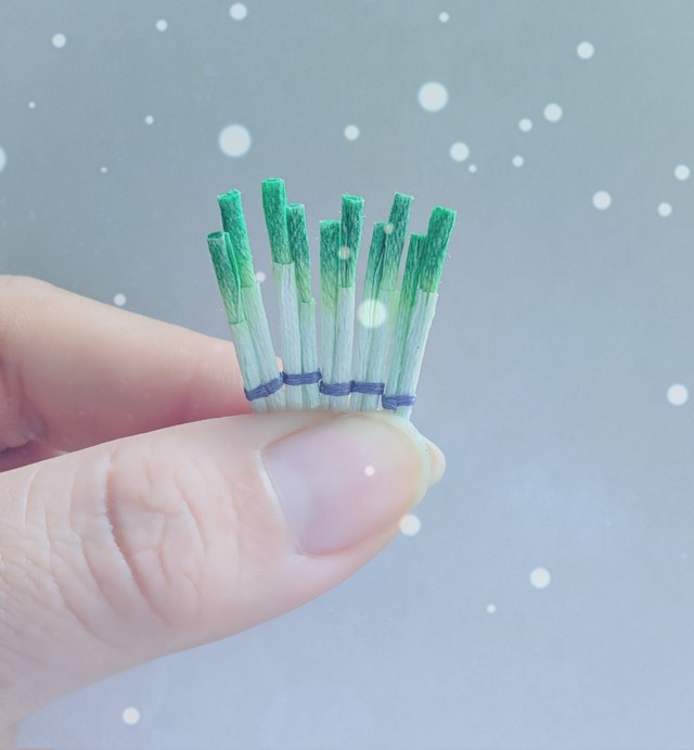 刺繍糸だけで作ったネギも！（画像提供：テテシゴト・ミニチュア刺繍糸作家さん）