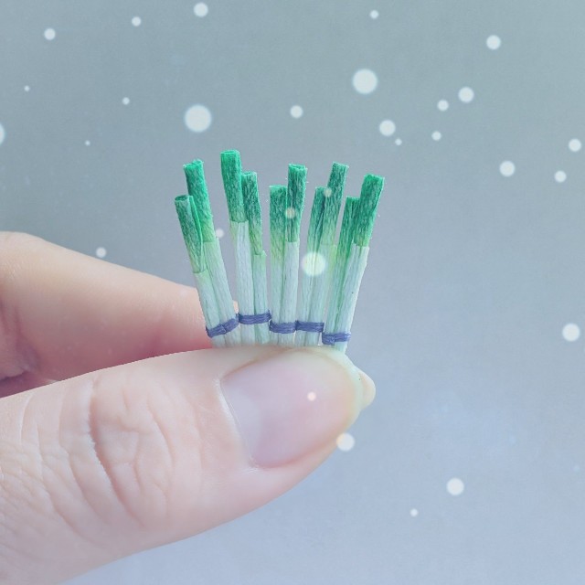 刺繍糸だけで作ったネギも！（画像提供：テテシゴト・ミニチュア刺繍糸作家さん）
