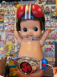 キューピーの人形は、いろんなコスチュームに変わりました！この日は仮面ライダー。