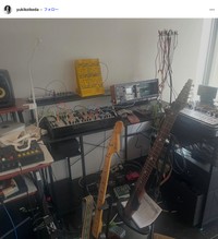 ミュージシャンやDJとしても活躍していたモーリーさんの部屋の一角。音楽制作の機材が並ぶ（池田有希子さんのインスタグラムから）