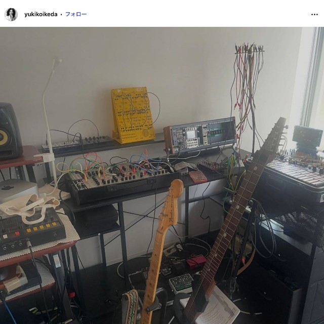 ミュージシャンやDJとしても活躍していたモーリーさんの部屋の一角。音楽制作の機材が並ぶ（池田有希子さんのインスタグラムから）