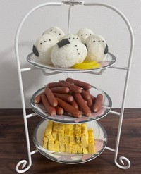 アフタヌーンティーセットとなったシマエナガ（やなぎさわごうさん提供）