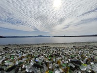 長崎県・大村湾にある「ガラスの砂浜」（長崎県のホームページ「ガラスの砂浜について」ページから）