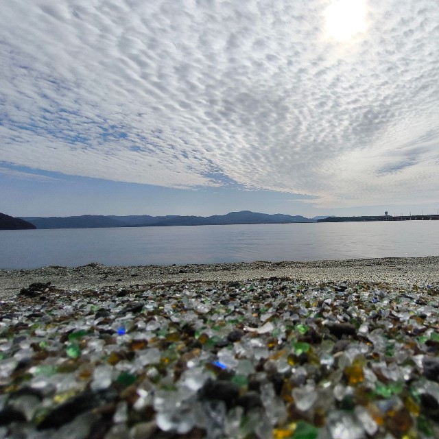 長崎県・大村湾にある「ガラスの砂浜」（長崎県のホームページ「ガラスの砂浜について」ページから）