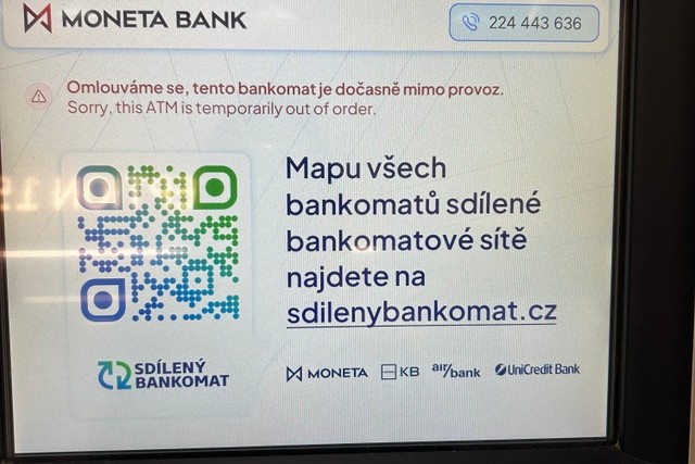 故障したATM。結局予備のクレジットカードにネットで資金を移すことに成功し、２週間を無事乗り越えることができた。本当にこの時代でよかった＝小林杏樹撮影
