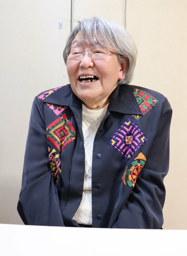 木津川母子会会長の小玉さん。８１歳の今も、若い母親や子どもたちとのつながりを保とうと、ＬＩＮＥなどを自ら学んでいる