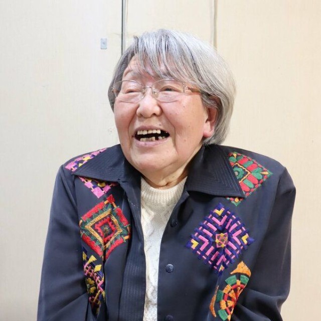 木津川母子会会長の小玉さん。８１歳の今も、若い母親や子どもたちとのつながりを保とうと、ＬＩＮＥなどを自ら学んでいる